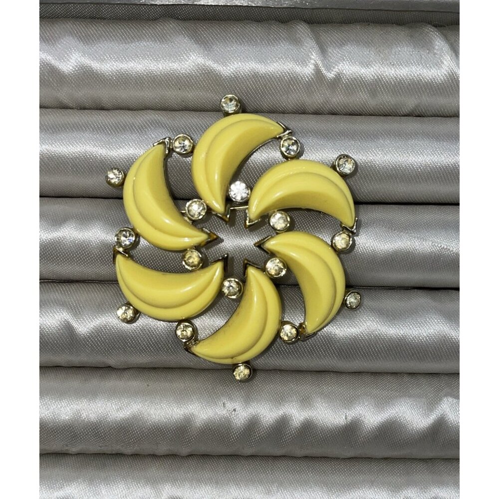 Kramer Signed Thermoset Yellow Rhinestone Gold Tone Brooch 2” Vintage